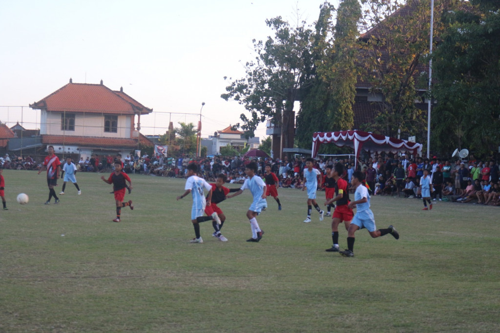 Pertandingan Final Sepak Bola Tingkat SD Porsenides Dalung 2023